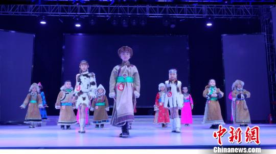 ͼΪ���ڽ��еĶ�ͯ����չʾ�����ƺ�־ ��