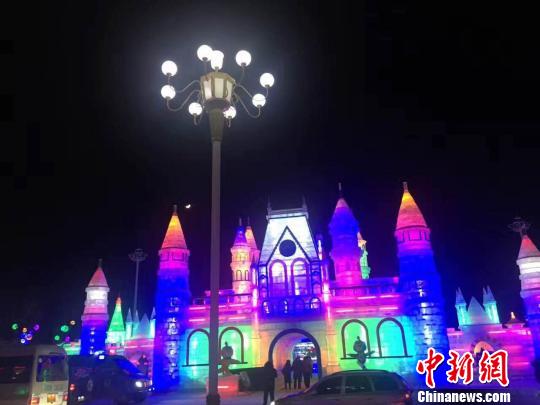 ͼΪ����ɽ����������ѩ�ڿ�Ļʽ�ֳ� ���� ��