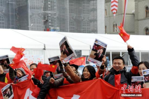 ����ʱ��1��15�գ��й�������ϯϰ��ƽ��ר���ִ�����������ʼ����ʿ������й��·��ʡ��ִ���������ϰ��ƽ��ר��ǰ����ʿ�׶���������з��ʡ�ͼΪ�������磬��ʿ���ػ��˻��Ⱦۼ��ڲ�������������⻶ӭϰ��ƽ���á���������� ����ΰ ��