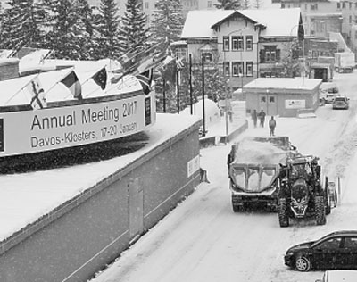 2017�����˹��̳�ڼ���ͼΪ������������ɨ��̳�᳡�����Ļ�ѩ��������/����ͼƬ