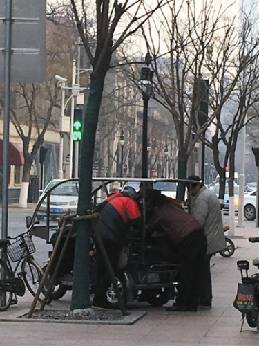 ��1��11�գ��������Ǿۼ�������ű�·�й������ſڣ�һ�ߴ��ƣ�һ�ߵȴ����⡣