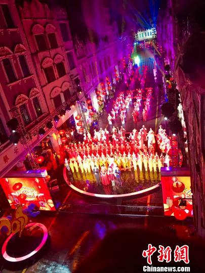 ��¥�Ͻ��Ǻ��ڵĳ�����Ƭ���������ð��׳���¥��ͶӰ��ȷ�ʽ����ԭ����˿��֮·��Ҫ�ڵ���е�������������ǫ ��