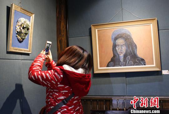 ͼΪһ���������ֻ��������ƺ��ӵĻ滭��Ʒ������� ��