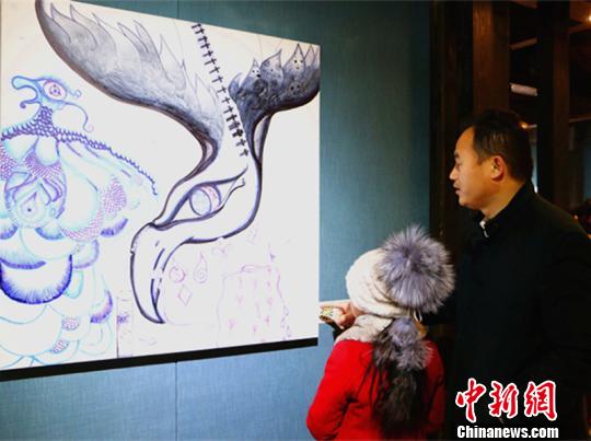 ͼΪһλ�ҳ����ź��Ӳιۻ�չ���������� ��