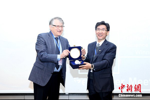 1985��ŵ��������ѧ������Klaus von Klitzing Ϊ�廪��ѧ��У��Ѧ�������ڰ䷢����Ʒ 