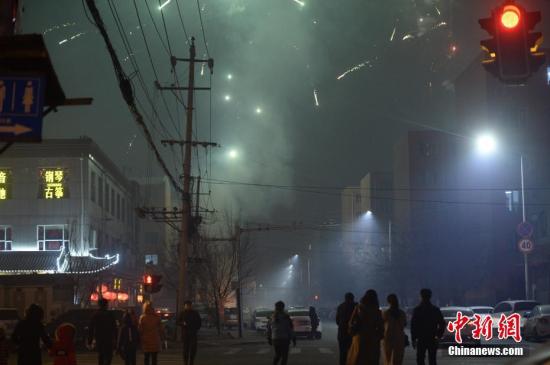 1��28�գ���Ϧҹ����0�����ң����ͺ��ؽ�ͷȼ���񻨣������ܼ��Ȳ��ѡ���Ϥ��������ʮ�����ͺ����ռ����״��Ϊ�š����ȼ�������9ʱ���ֶ񻯣�����Ϧ�賿3ʱ���ҿ�������ָ��(AQI)Ϊ500������������Ⱦ������������� ���Ļ� ��