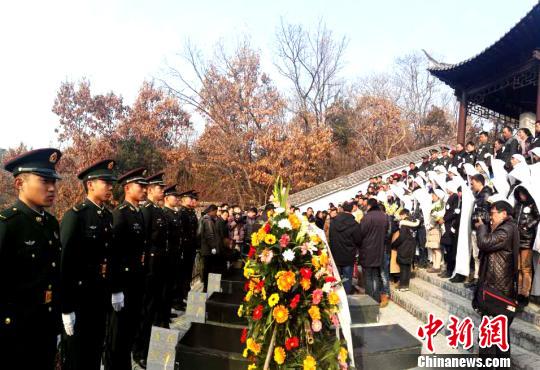 ͼΪ�ź���ʿ�ǻҰ�����ʽ�ڹ�����ʿ��԰���С������˼� ��