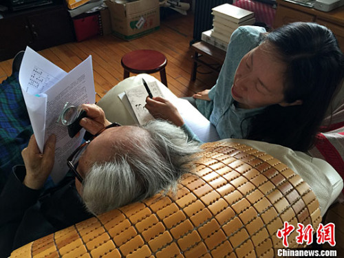 ����ӹ���Ҫ�������۾�����������һ���Ŵ󾵲��ܿ����֣�����ǰ͸���Ŵ󾵽��ܿ���3���֡��α��ع�ͼ