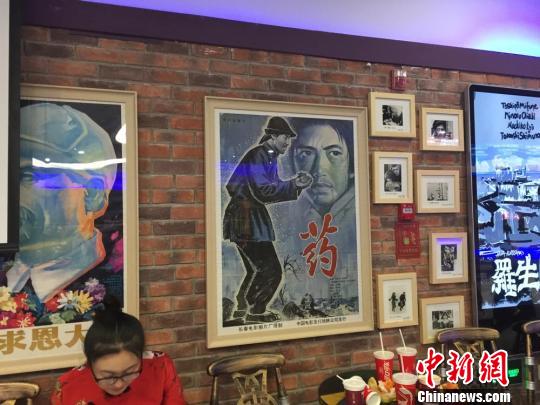 ͼΪ����Ƭ���䡱����ǽ�ϵ��ϵ�Ӱ����������Ƽ����