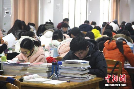 ����ͼ ĳ��У������ϰ����������ϯ ¬��ΰ ��