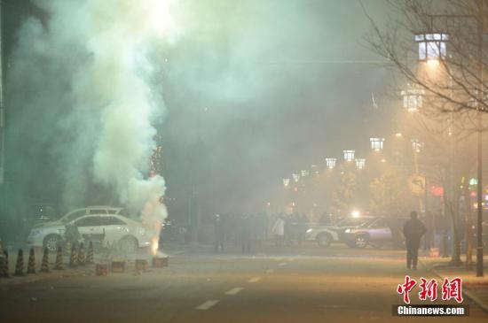 1��28�գ���Ϧҹ����0�����ң����ͺ��ؽ�ͷȼ���񻨣������ܼ��Ȳ��ѡ���Ϥ��������ʮ�����ͺ����ռ����״��Ϊ�š����ȼ�������9ʱ���ֶ񻯣�����Ϧ�賿3ʱ���ҿ�������ָ��(AQI)Ϊ500������������Ⱦ������������� ���Ļ� ��