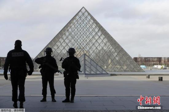 ����ʱ��2��2�գ�����¬������������������ȫ�¼���ʿ����ǹ����һ�����ӡ�Ŀǰ��¬�������������Ѿ�����ɢ����·͸�籨���ƣ���������ͼЯ��һ�����������¬���������λ�ڵ��µ��̵꣬�⵽ʿ��ǹ���������ƣ��õ����Ѿ�����ɢ��ͼΪ����������¬�������ǰ���䡣