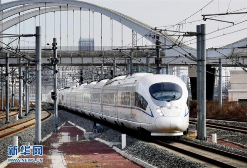 2��6�գ�һ�п����Ϻ����ŵĸ����г�ʻ�����վ�����й���·�ܹ�˾ͳ�ƣ�����2��5�գ�2017��ȫ����·�����ۼƷ����ÿ�2.08���˴Σ����䰲ȫƽ������ �»��緢(�ɭ ��)