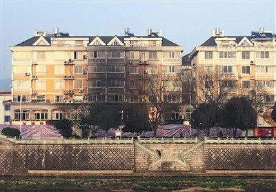 ��ԡ����Χ�÷���������Χ������ֹ����Χ�ۡ�������ȥ�����ܿ�����������պڵ�ǽ�塣����ͼƬ/�¾������� ���Ȼ ��