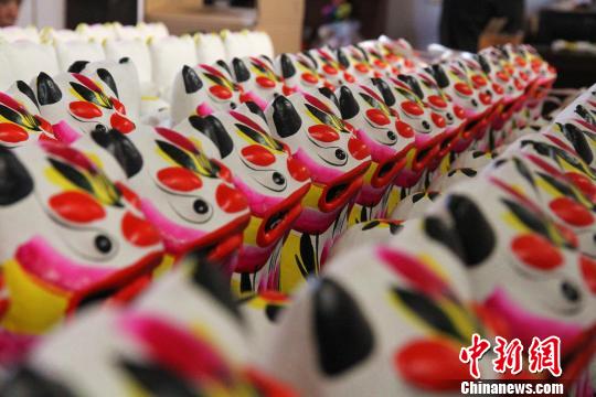 ������Ļ�ͷ�ͻ�β��Ƥ����������ӣ������л�����ͷ��β���м�һ�ƣ���ɫ�Ļ����﷢�������أ����ء��Ľ�������ɳ���� ��