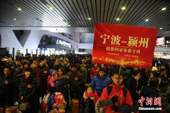 ���ո�����ũ��������У�ÿ����200����ũ���ڽ��㻦��ʡ���񹤡�����������10�꿪չ������ؼҡ���ѳ˳����ͼΪ�ȴ����������Ա׼����վ�� ��������� ����� ��