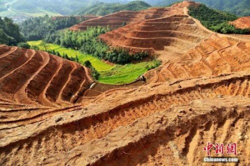 ����ͼ��9��13�գ�����ʡ�����ذ�ˮ��һ��ɽ������