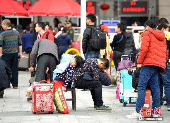 ����ͼ��2��12�գ������վվǰ�㳡�� ��������� �ų� ��