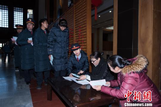 �μӲµ��ջ������վ��·ְ�����Ŷ���֤�𰸲���ȡ��Ʒ���������� ��