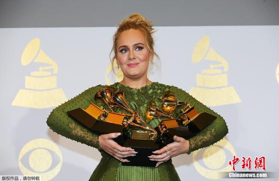 2��13�գ���59��������佱������������ɼ�����С�Ӣ�����ְ����(Adele)��ɨ5��󽱳�ΪӮ�ң��ԡ�Hello��һ��Ӯ�õ�59�������ȸ�������