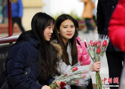 ����ͼ�����˽ڵ��죬�洦�ɼ�����õ�廨������Ů�� ��Դ ��