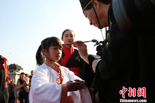 ͼΪ��ɰ���ǡ�����Զ ��