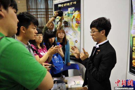 ����ͼ�����ڲι۴�ѧ����ҵ�Ŷӹ��롣���������� ��˶ ��