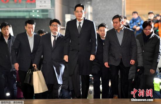 2��13�գ��ݺ�ý���������������ͳ�����ŵĺ�������������ٴδ������ǵ��Ӹ��᳤�����F��ȫ�����������ͳ���Ȼݺ����������Ǵ�˳ʵ�лߵ����ɡ��ݱ��������Ƕ�����������16����Ժ�������������غ�ʱ��һ�����ٴδ��������F��