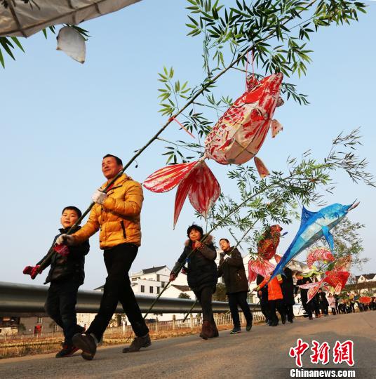 ���ӡ�ĸŮһ���ϣ��໥��æ��������εø���������С�� ��