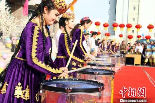 ����ͼ���½��п�ѷ��Ⱥ�ڱ���ˮ������ףԪ���ѽڡ�