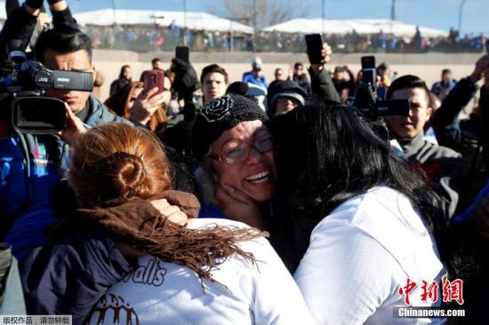 ����ʱ��2017��1��28�գ�������ī����߾����С�ӵ�������Ǹ���ǽ���Ļ���ָ���ī�����������ڱ߾��߸��������žۡ�