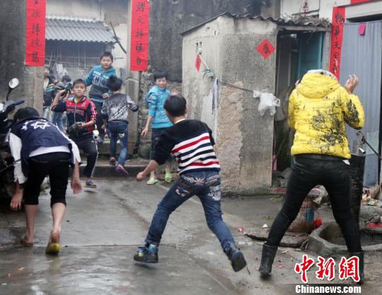 2��12�գ���������گ������̶���ϳ´�ӹ��Խ�һֱ������һ�����գ�ˤ(��)��ͽڡ�ÿ���Ԫ���ڴ��ա���ũ������ʮ���հݺ�֮��Ʒ(һ��Ϊˮ�����ǹ���򵥸�Ʒ)�����������С������һ��ץ���һ�����ǹ���Ȼ��һ�����������ǹ���һ�������ߵ������϶���͡��������� ��