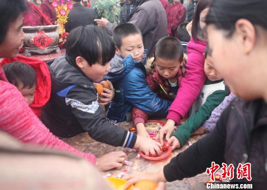 2��12�գ���������گ������̶���ϳ´�ӹ��Խ�һֱ������һ�����գ�ˤ(��)��ͽڡ�ÿ���Ԫ���ڴ��ա���ũ������ʮ���հݺ�֮��Ʒ(һ��Ϊˮ�����ǹ���򵥸�Ʒ)�����������С������һ��ץ���һ�����ǹ���Ȼ��һ�����������ǹ���һ�������ߵ������϶���͡��������� ��