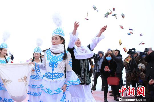 ��������������ϲ��ʱ����Ҫ���̸��񡢷����ǡ�ˮ���ǡ�����ɳ�˵ȣ���֮Ϊ��ǡ�㡱���Ǳ�ʾף���ͻ�ӭ����ʽ�������� ��