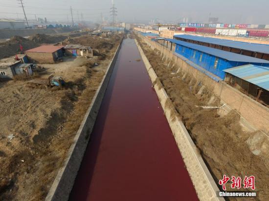 ����ͼ��2��4�գ�ɽ��ʡ̫ԭ�к�ƽ��·���ź����ӵ���ˮ�����ʺ�ɫ��ʩ����Աʹ���ھ�������ӵ�����غ�ɫ��ˮ���ӡ�����������ܣ���������ӡ�����������3��ʱ�䡣�ݸ��ź������ڵ�̫ԭ�м��ƺ��������첿�ż������ʾ�����ź���Ϊ������ׯ�ŷ�������ˮ���ã���ɫˮ��ԴͷΪ���ƺ�����ְ��ǳǴ���һ�Ҹ���Ϳ�ϳ�����ó����Ϲ޹ܵ�������ˮ�ܵ����ѣ���������ˮ�����ϳ����������ڡ��ݲ��㣬�·�Ϳ�ϳ����ڵķ�����λ�þ�й��ڴ�Լ4.8�������Ŀǰ��̫ԭ�л������ѶԺ�ɫˮ�����л��飬��ɫ�ȳ����⣬δ�����ж��к����ԣ��ּ��ƺ����������֯��ز��Ŵ����������еĺ�ɫˮ����Τ�� ��