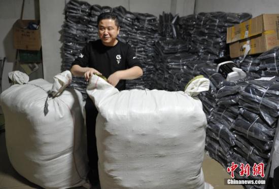 11��10�գ�������ĳ��װ�������ڣ��ϰ����Ը����������Ĳ�Ʒ������ɶ�ۯ�ذ��������װҵ���ˣ�����̳�������˫ʮһ������ǧ��ҷ�װ��ͳ�ӹ������Ա��궩�����������ֽ��ţ�ӭ����æ������������� ���ҿ� ��