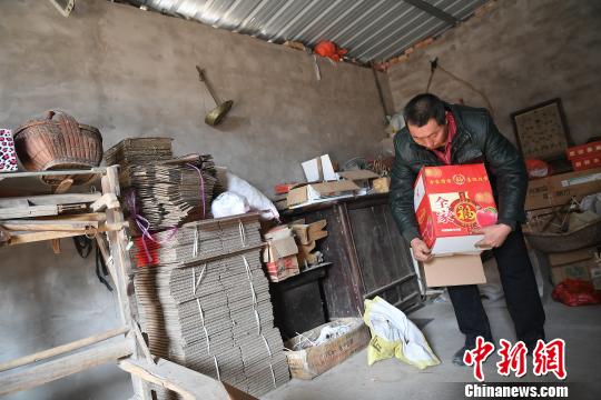 ɽ��ƽ½���ִ�ׯƻ�������ˣ����͵ļ۸���ʹһЩ��ũ�ر��������⡣ͼΪ���������ڴ��ƻ����׼����ݳ�ȥ�����信�� ��