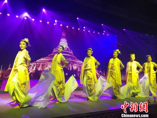 ͼΪ�����ɫ�赸��ˮ�������������ӽ�ɺ ��