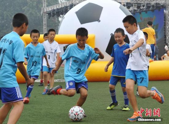 7��1�գ��ںӱ�ʯ��ׯ22�вٳ��ϣ����ض���ѧУ��1000���������꣬�ڴ�������������PK���������ŵȶ���������Ϸ�������ḻ��ʵ�У԰��������껪�������˽⣬�˴�����������԰�ɸ��н����ֵ����죬ּ���������߽�У԰���߽����Ϊ���������һ��У԰������Ļ���ʢ�硣 ��������� ����� ��