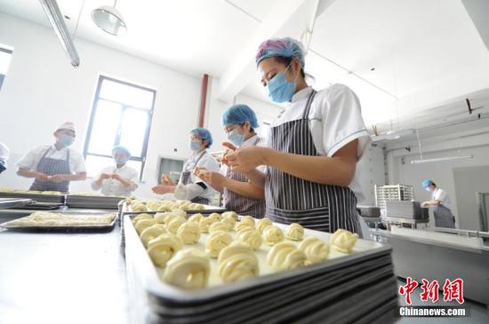 ����ͼ�������гǹ���������ʳ����ʳƷ�ӹ�԰������ʳ���������ڲм�����������Ϊ�ضȲм����ṩ����Ѱ��Ĳ͡�������ʳ�Ĳм���ռ����ְ��������83%������ÿ��е������ݳǹ���2431���ض�ƶ���м�����Ѱ��Ĳ͵���������������ʳ�����������Ͷ���ʵ�вм���Ϊ�м��˵�һ�������������� ��