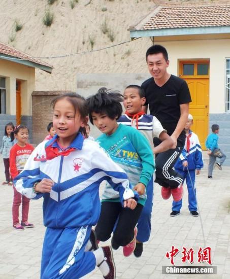 9�·���ѧ�ڿ�ѧ������������������С������ƺСѧ��ѧ����������������ʦ�������Ρ�����ƽ��ũ��ġ�90�󡱴��к���������ƺСѧ��һ���ظڽ�ʦ�����ᰮ�滭����Ӱ���������ڿ����ϡ������ڿμ䣬�����Լ�����ѧ��ѧ���Ƿ���������������ƽʱ������͵�ȡ�ģ���ѧ������С�ס��϶�����ʳ��ճ����������֦����Ҷ���������������̺����Ǵ�����ֽ��������ƿͿɫ����ɳƿ������Щ����������ѧУ�����ο�ȱ�����⣬Ҳ����������ѧ�ᷢ�ֺʹ��£���ѧ��ͨ�����֡����Ե�һϵ��ʵ��������������Ȥ������ ��