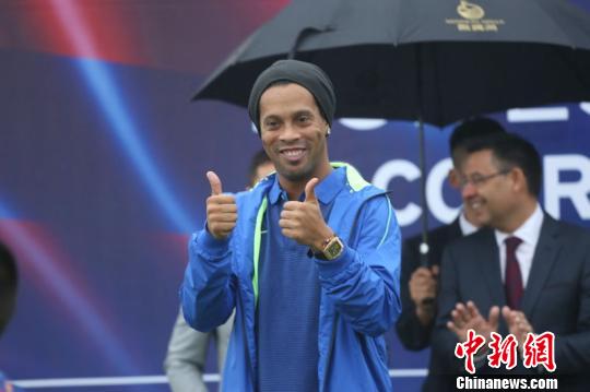 2��23�գ�ǰ���������������ɶ������(С��)�������ڣ���������ϯ�����ڹ�����������������ѧУ������ǩԼ��ʽ�ġ������� ��