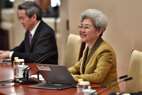 ʮ����ȫ���˴���λ���4�վ��У���ᷢ���˸�Ө������� ���������� ��˶��