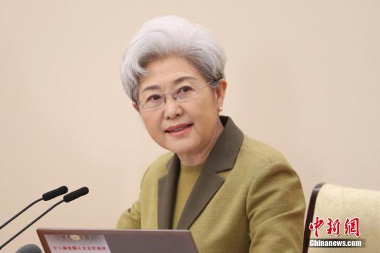 3��4�����磬ʮ����ȫ���˴���λ����ڱ����������þ������ŷ����ᣬ��ᷢ���˸�Ө�ʹ����̺��˴����������ش�������ߵ����ʡ� ��������� ʢ���� ��