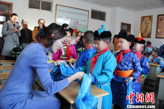 ͼΪ�ɹ���Сѧ���������ﾴ����ʦ���������� ��