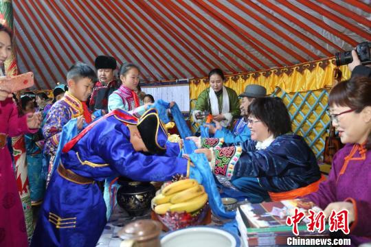 ͼΪ��ʦ�����崫ͳ���ӭ��ѧ���������� ��