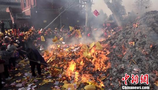 ����ȼ�յ����ֱ����ʣ���ҡ���Ʒ�ѻ��߹�2�ף�ռ�س���30�O������ڻ���ǰ�������ݣ�������ȡ�����������