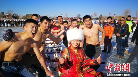 ͼΪ��������������������һ�鳵�ֺ�Ӱ������к粨 ��