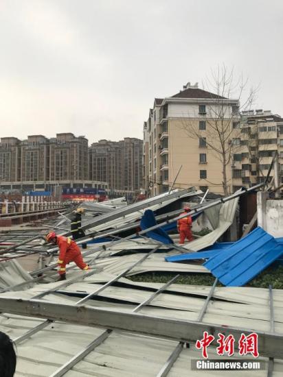 3��1�����磬����ʡ�󲿷ֵ�������10����磬���ֵ�������ǿ�������������˱�������������γǸ���2��22�ˣ�������һλ������ҽʱ�Ѿ��������Ͼ�����ˮ�������ȵ��ѽ�����ɫԤ������Ϊ����ɫԤ����ͼΪ�����س�һ�����׷����Ʒ��������� ��