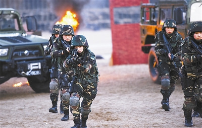 ��սŮ����ս��ѵ����չ�ֳ����õ�Эͬ��ʶ��